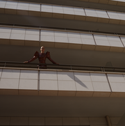 Birgit Kos op een balkon